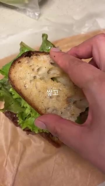 다른 빵으로 덮어 샌드위치를 완성한다. — 여름 집밥 불고기 샌드위치
