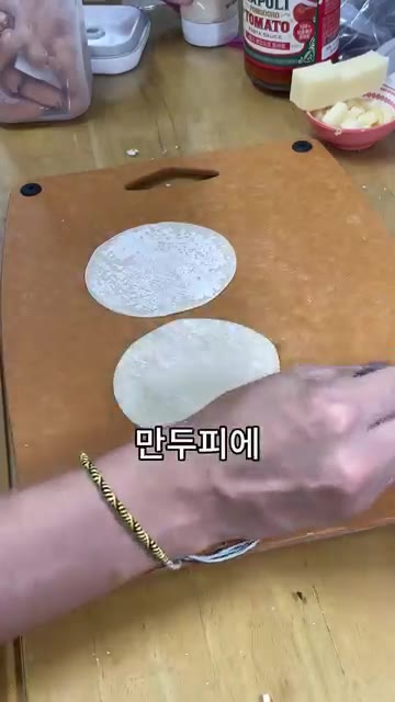 만두피에 마요네즈를 펴 바르고 설탕을 솔솔 뿌려줍니다. — 남은 만두피 피자 만들기