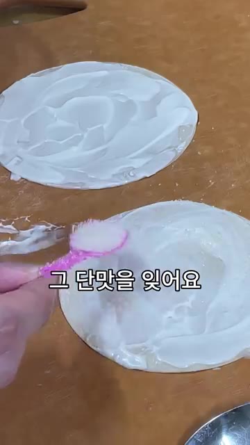 모짜렐라 치즈와 옥수수콘을 올립니다. 옥수수콘이 없으면 넣지 않아도… — 남은 만두피 피자 만들기