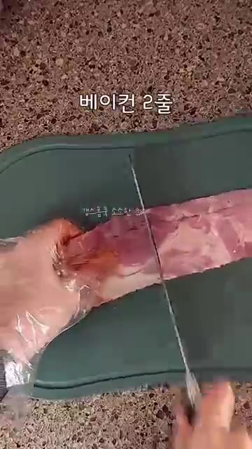 김치는 잘게 썰어 체에 밭쳐 물기를 제거하고 베이컨도 잘게 썰어 준… — 안성훈 김치 베이컨볶음 주먹밥 만들기! 달인 맞네👍