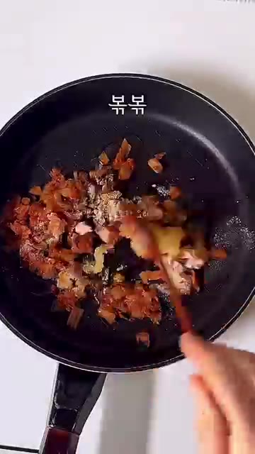 팬에 식용유를 두르고 김치, 다진 마늘, 참기름, 설탕을 넣고 볶다… — 안성훈 김치 베이컨볶음 주먹밥 만들기! 달인 맞네👍