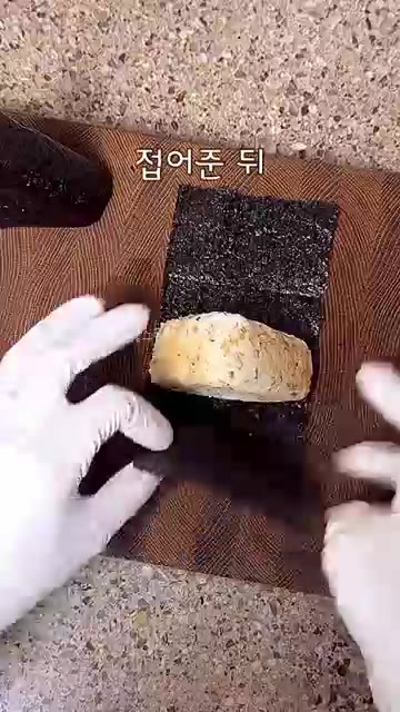 김 반 장을 올리고 주먹밥을 감싼 뒤, 김의 양옆을 도마에 문질러… — 안성훈 김치 베이컨볶음 주먹밥 만들기! 달인 맞네👍