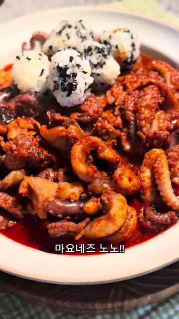 밥과 김가루를 넣고 볶음밥을 만든다. — 쭈꾸미 삼겹살 볶음