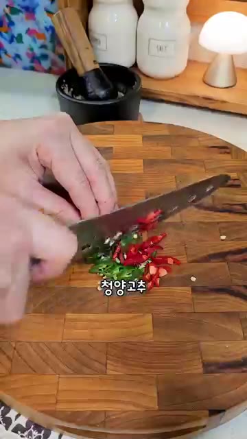 양파, 청양고추, 쪽파는 작게 썰어 다져 줍니다. 통깨를 으깨 줍니다. — 참치쌈장✨️ 참치캔 하나로 만드는 밥도둑 반찬!!