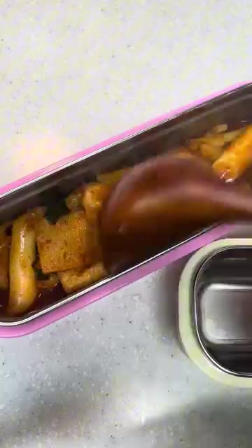 도시락 통에 떡볶이를 담는다. — 프리랜서 떠시락🍡 #도시락 #lunchbox #집밥 #떡볶이