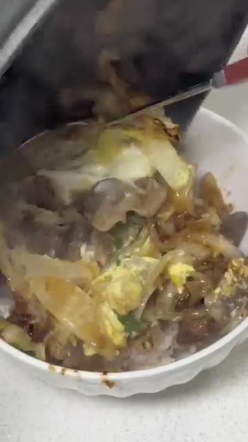 밥 위에 그대로 올려주고 깨를 뿌려 마무리합니다. 달짝지근하고 짭조… — 메뉴 고민될 때 간단한 한끼 레시피 규동