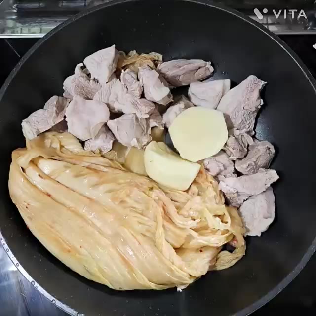냄비에 삶은 고기, 묵은지, 껍질 벗겨 물에 담가둔 감자 6개, 양… — 구수한 감자탕 맛있게 만드는 방법