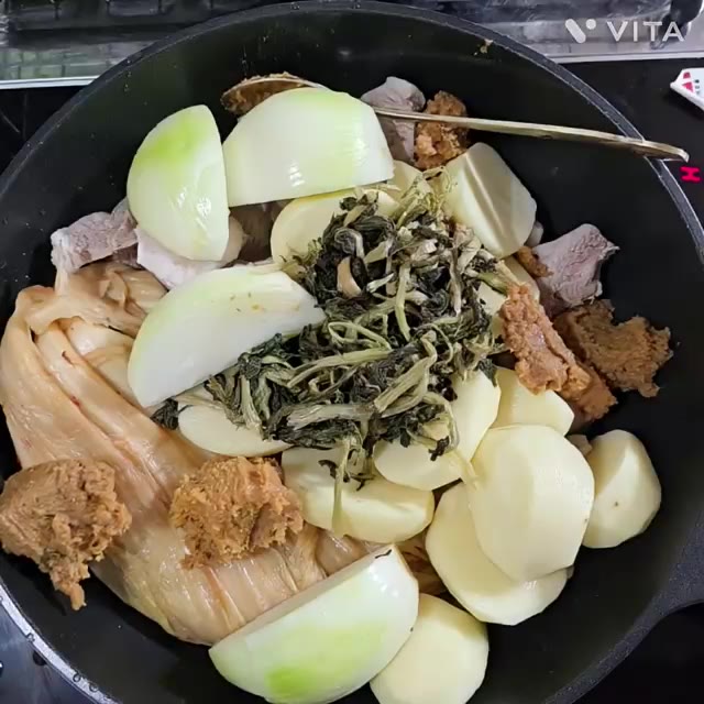 다진 마늘 3큰술, 된장 5큰술, 고춧가루 2큰술을 넣습니다. — 구수한 감자탕 맛있게 만드는 방법
