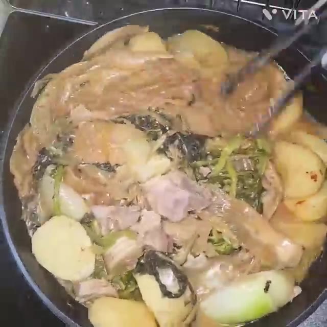 사골 육수 2팩을 붓고 1시간 정도 푹 끓여주세요. — 구수한 감자탕 맛있게 만드는 방법