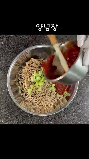 썰어둔 대파를 메밀면 위에 올린다. — 집에 있는 양념으로 새콤매콤 메밀 막국수 만들기