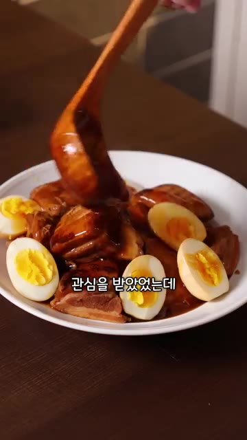 통 삼겹살을 먹기 좋은 크기로 썰어 팬에 겉면만 바삭하게 시어링한다. — 4시간 동안 부타노가쿠니 만들었습니다