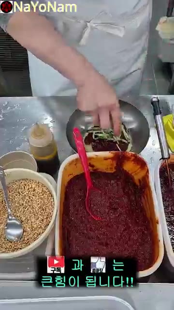 그릇에 면을 담고 양념장, 오이, 편육, 계란을 올린다. 땅콩을 뿌린다. — 물밀면 비빔밀면 만드는 과정!!