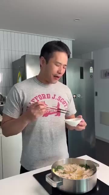 냄비에 물을 붓고 양파, 대파, 마늘을 넣은 후 통삼겹살을 넣고 소… — 여름 보양식은 이거 드세요