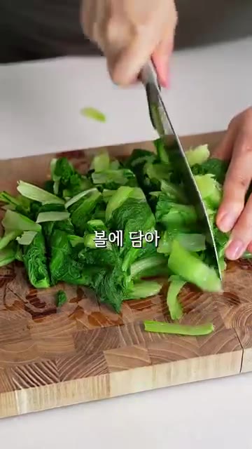 볼에 데친 얼갈이 배추를 담고 다진 마늘 2큰술, 된장 1큰술, 고… — 찬바람 불 때 꼭 먹어야하는 국물요리