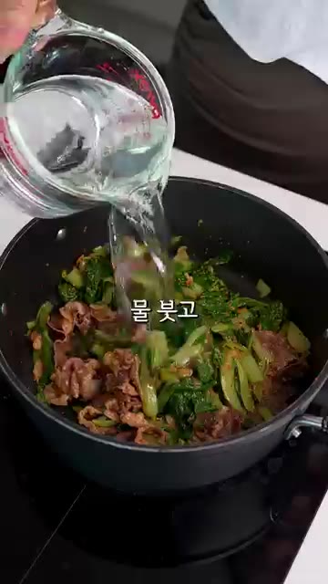딱 10분만 끓여준 다음 멸치액젓 2큰술을 넣고 5분 더 끓여주세요. — 찬바람 불 때 꼭 먹어야하는 국물요리