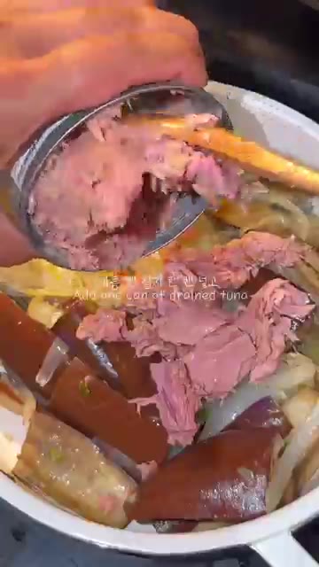 팬에 식용유 3큰술을 두르고 썰어둔 대파와 다진 마늘 1큰술을 넣어… — 밥도둑 가지참치짜글이