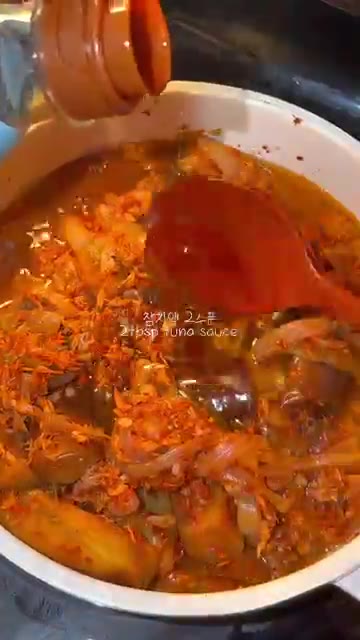 먹기 좋게 썬 가지와 양파를 넣고 숨이 죽을 때까지 달달 볶아준다. — 밥도둑 가지참치짜글이