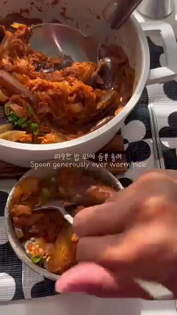 약불로 줄인 뒤 기름 뺀 참치 한 캔과 고춧가루 3큰술을 넣고 고추… — 밥도둑 가지참치짜글이