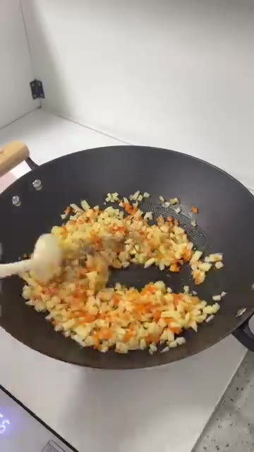 감자, 당근, 햄을 먹기 좋게 썰어 준비한다. — 만사 귀찮은 날! 대충 해도 맛있는 오므라이스