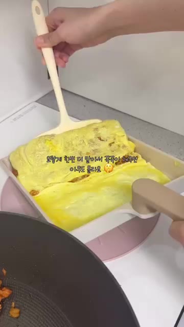 계란을 풀어 팬에 얇게 부친 후 볶음밥을 넣고 돌돌 말아 오므라이스… — 만사 귀찮은 날! 대충 해도 맛있는 오므라이스