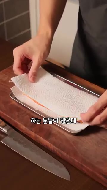 키친타월로 연어의 물기를 제거하고 소금, 후추, 올리브오일을 뿌려… — 한 번 알아두면 평생 써먹는 연어 솥밥 레시피