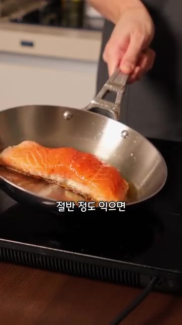 마늘을 넣고 버터와 올리브오일을 끼얹어가며 연어를 익힌다. — 한 번 알아두면 평생 써먹는 연어 솥밥 레시피