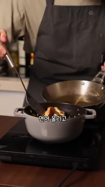 밥 위에 쪽파를 올리고 구운 연어를 올린 뒤, 연어에서 나온 기름과… — 한 번 알아두면 평생 써먹는 연어 솥밥 레시피