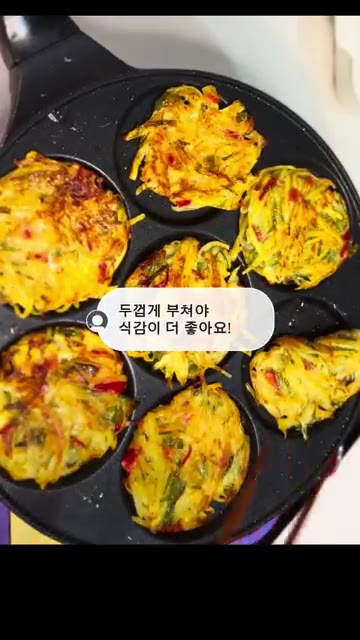 마요네즈에 레몬즙과 꿀을 섞어 디핑 소스를 만들어 곁들입니다. — 명란 감자채전, 이렇게 만들면 무조건 성공합니다.