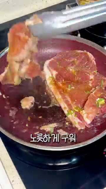 팬에 고기를 올리고 노릇하게 구운 뒤, 토치로 불향을 입혀 완성한다. — 수제 돼지양념갈비 | 가성비 목전지로 만드는 초간단 단짠 돼지갈비