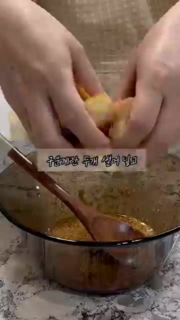 삶은 계란 두 개를 썰어 넣습니다. — 브로콜리 계란 샐러드 레시피