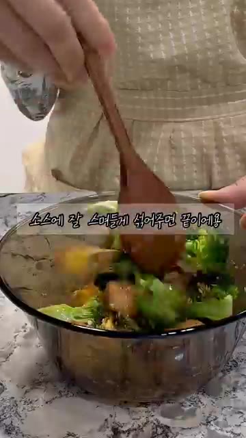 전자레인지에 돌린 브로콜리를 넣습니다. — 브로콜리 계란 샐러드 레시피