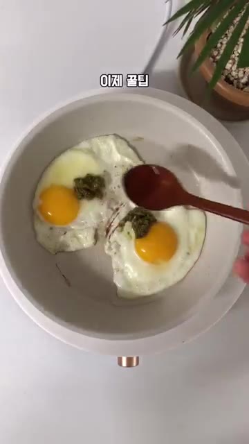 팬에 물 1큰술을 넣어준다. — 90%가 의외로 모르는 아침 계란후라이 꿀팁
