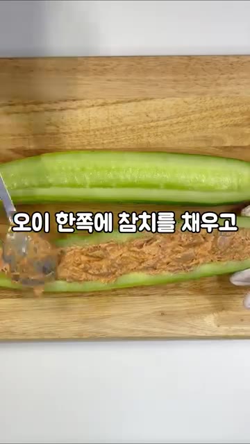 참치 1캔에 마요네즈 5큰술과 불닭소스 1큰술을 넣고 잘 섞어줍니다. — 통오이 참치 불닭 김밥