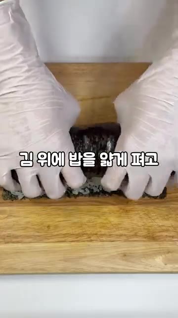 절인 오이 한쪽에 참치 속을 채우고 나머지 반쪽으로 덮어줍니다. — 통오이 참치 불닭 김밥