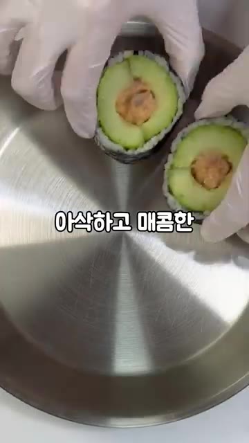 김 위에 밥을 얇게 펴고 오이를 올려 돌돌 말아 먹기 좋게 썰어줍니다. — 통오이 참치 불닭 김밥