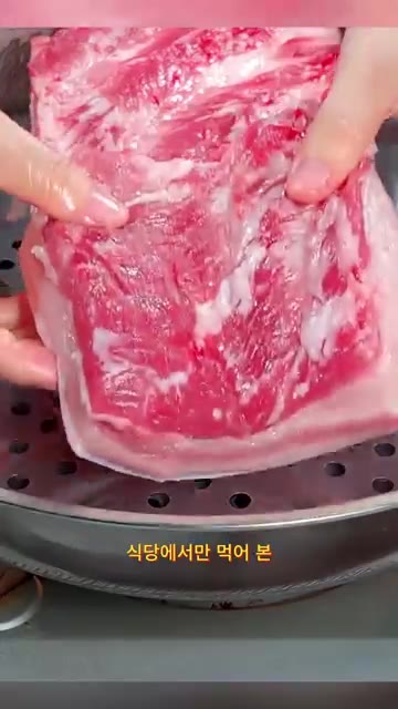 삼겹살 덩어리를 찜기에 넣고 10분간 쪄줍니다. 쪄낸 삼겹살을 찜기… — 고급 삼겹살 요리 비법