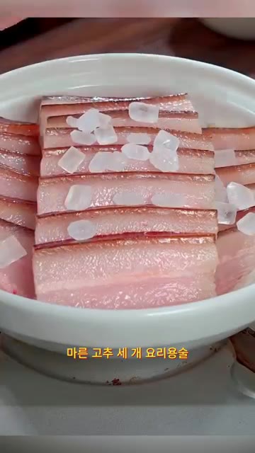 간장 2큰술과 진간장 약간을 넣고, 재료가 잠길 정도로 물을 부어주세요. — 고급 삼겹살 요리 비법