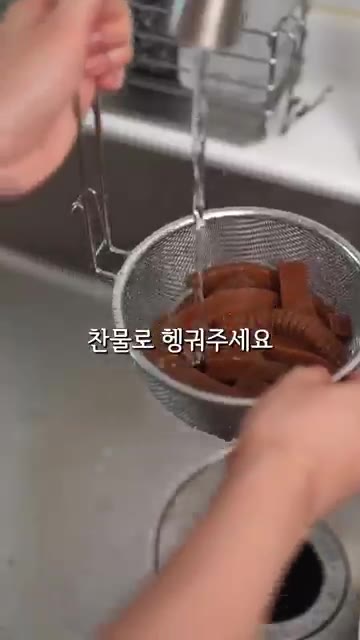 김치 국물을 꼭 짜서 다진 마늘과 참기름을 넣고 소면과 함께 버무려… — 뼛속까지 시원해지는 맛 #레시피