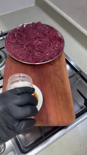 먹기 직전에 양념장에 참기름과 참깨를 올려주세요. — 뭉티기(육사시미) 맛집 양념소스 비법 공개!