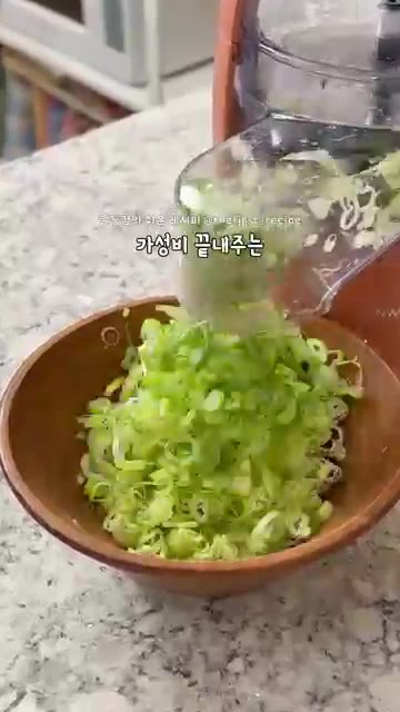 팬에 오일을 두르고 반죽을 얇게 펼쳐 올립니다. — 10분 만에 완성하는 노밀가루 대파 해물파전