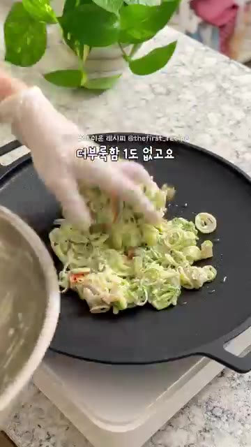 새우를 넣고 부쳐냅니다. — 10분 만에 완성하는 노밀가루 대파 해물파전