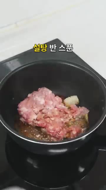 냄비에 물을 넉넉히 넣고 소금 2~3꼬집을 넣어 끓인 후 콩나물을… — 고기까지 듬뿍 올렸습니다 한 냄비로 만드는 콩나물솥밥