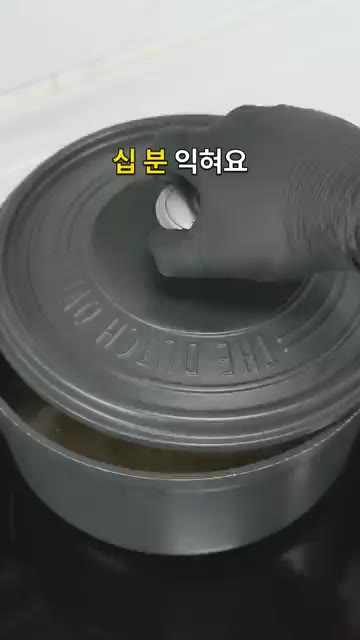 다른 냄비에 참기름 1T를 두르고 불린 쌀을 넣어 중불에서 1분간… — 고기까지 듬뿍 올렸습니다 한 냄비로 만드는 콩나물솥밥