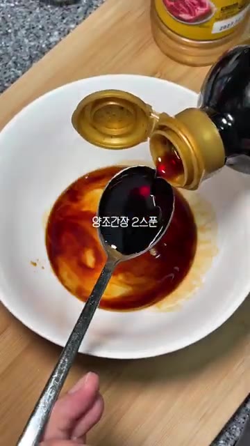 설탕 반 스푼을 넣고 끓어오르면 치즈를 듬뿍 올리고 뚜껑을 덮어 녹인다. — 양념 등갈비구이와 콘치즈 레시피