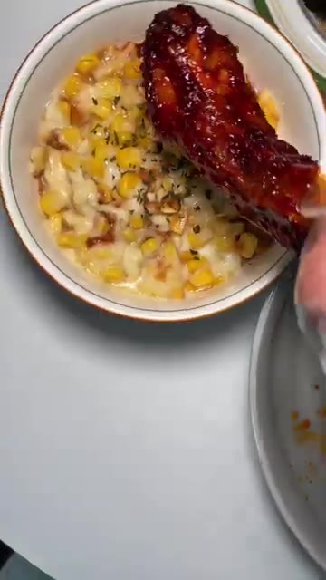 완성된 등갈비구이를 콘치즈 위에 올려 함께 즐긴다. — 양념 등갈비구이와 콘치즈 레시피