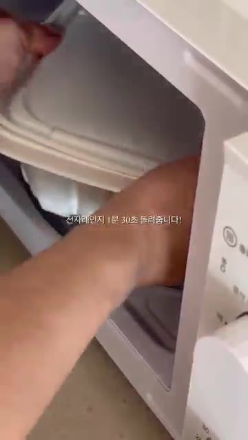 슬라이스 치즈를 올리고 전자레인지에 1분 더 돌려 치즈를 녹인다. — CU편의점 신상 불닭치즈 미역파스타! #자취요리 #붉닭치즈미역파스타 #cu #cu편의점 #편의점신상