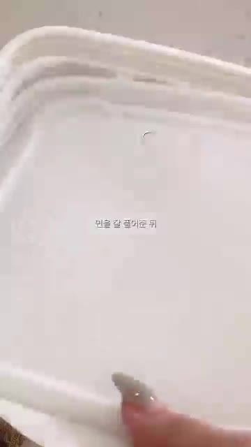 김가루와 계란 후라이를 올린다. — CU편의점 신상 불닭치즈 미역파스타! #자취요리 #붉닭치즈미역파스타 #cu #cu편의점 #편의점신상