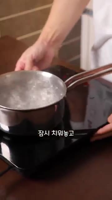 프링글스 작은 통에 사워크림 어니언맛을 절구 같은 걸로 곱게 빻아줍… — 해외에서 불닭볶음면 먹는 방법
