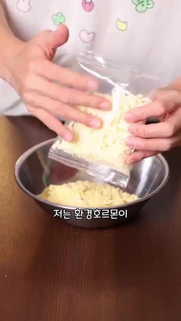 불닭볶음면은 뚜껑을 열고 뜨거운 물을 부어줍니다. 뚜껑을 닫고 3분… — 해외에서 불닭볶음면 먹는 방법