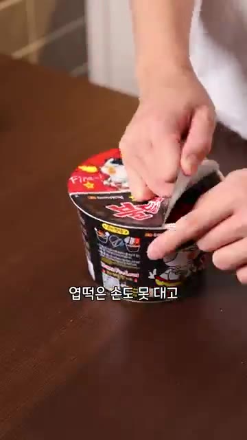 면을 그릇에 옮겨 담고, 만들어둔 치즈 매쉬드 포테이토를 올립니다. — 해외에서 불닭볶음면 먹는 방법